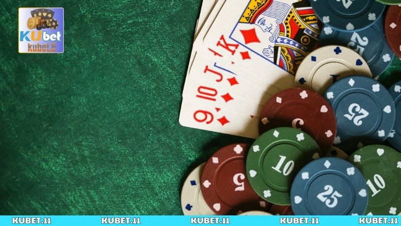 Bluff trong Poker là hành động đánh lừa đối thủ bằng cách giả vờ có bài mạnh