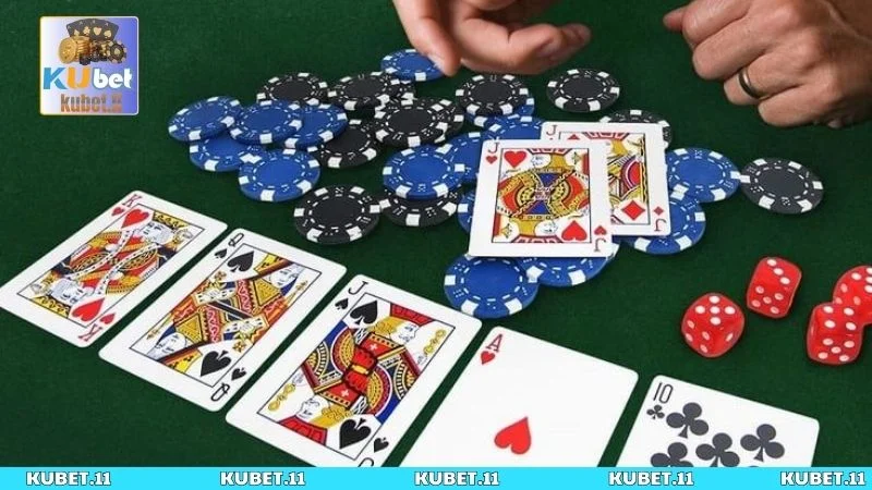 Việc theo dõi và ghi nhớ quân bài của đối thủ vô cùng quan trọng